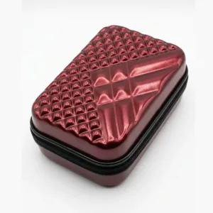 Cosmetiquera rígida de color rojo con diseño acolchado